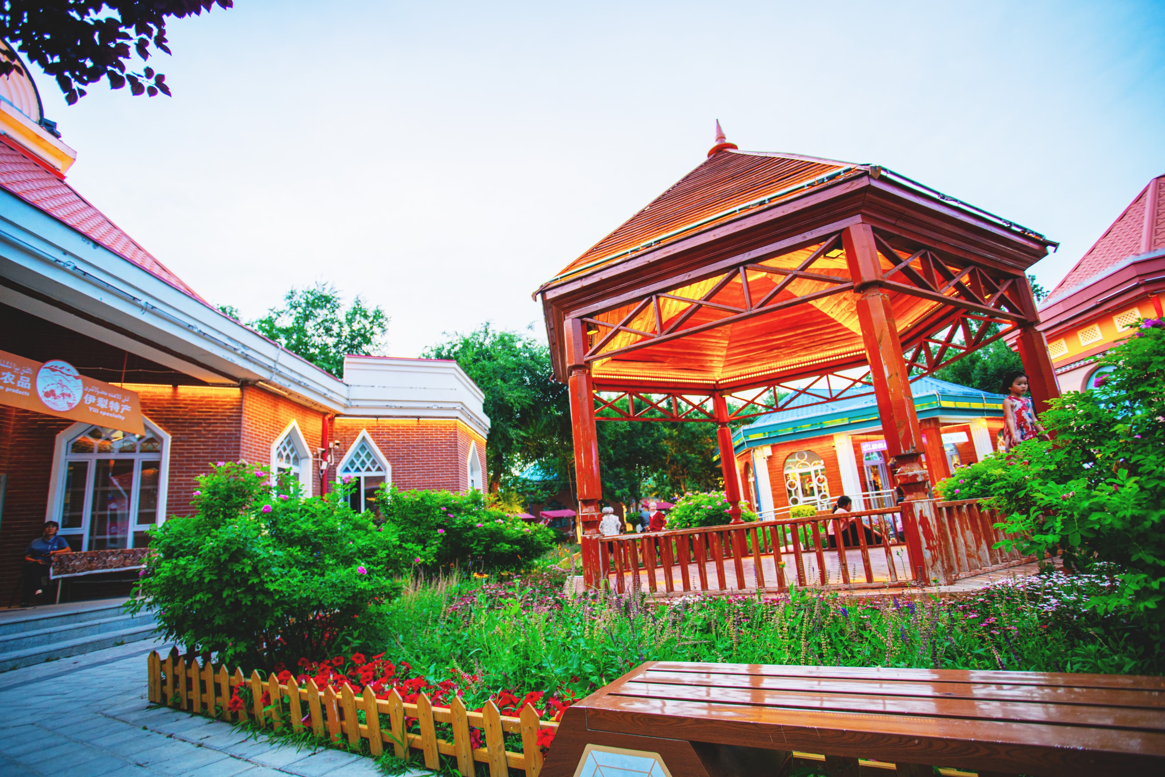 12D10NDUNHUANG/NORTHERNXINJIANG/URUMQI/KEKETUOHAI/HEMU/KANAS/BURQIN/KARAMAY/SAYRAMLAKE/NALATI/YINING