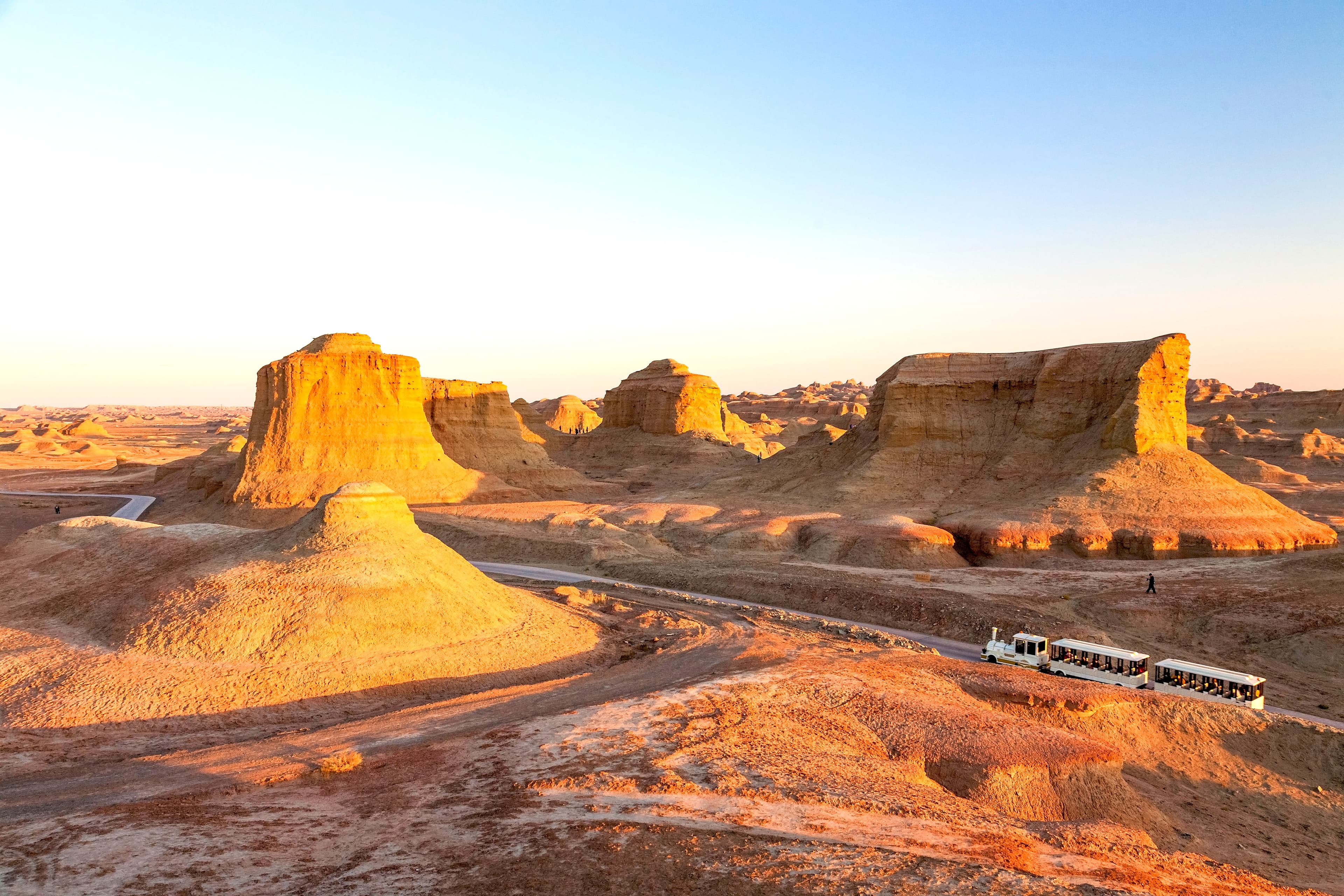 12D10NDUNHUANG/NORTHERNXINJIANG/URUMQI/KEKETUOHAI/HEMU/KANAS/BURQIN/KARAMAY/SAYRAMLAKE/NALATI/YINING